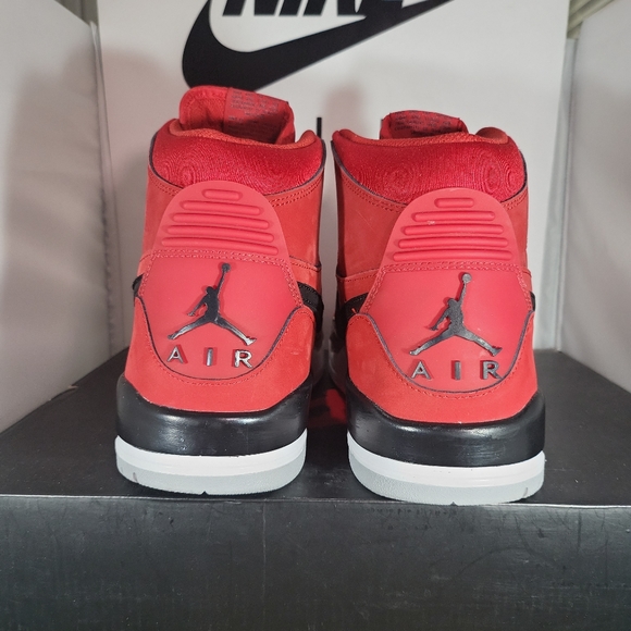 Size11.5- Jordan Legacy 312 Toro 2018 AV3922-601.... Fits Men Size 11.5, Youth S - Picture 3 of 12